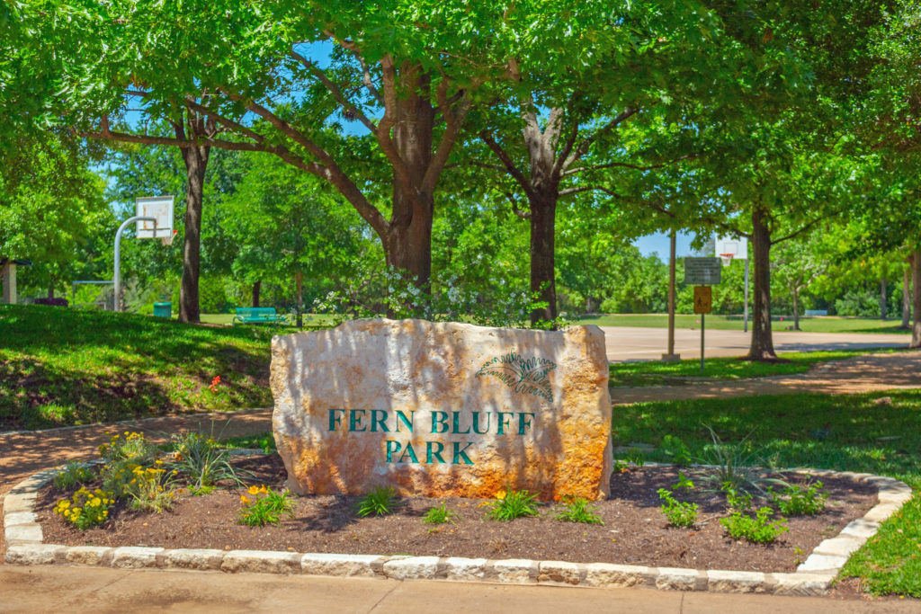 Picture of a large rock with the park name on it at Fern Bluff Park.