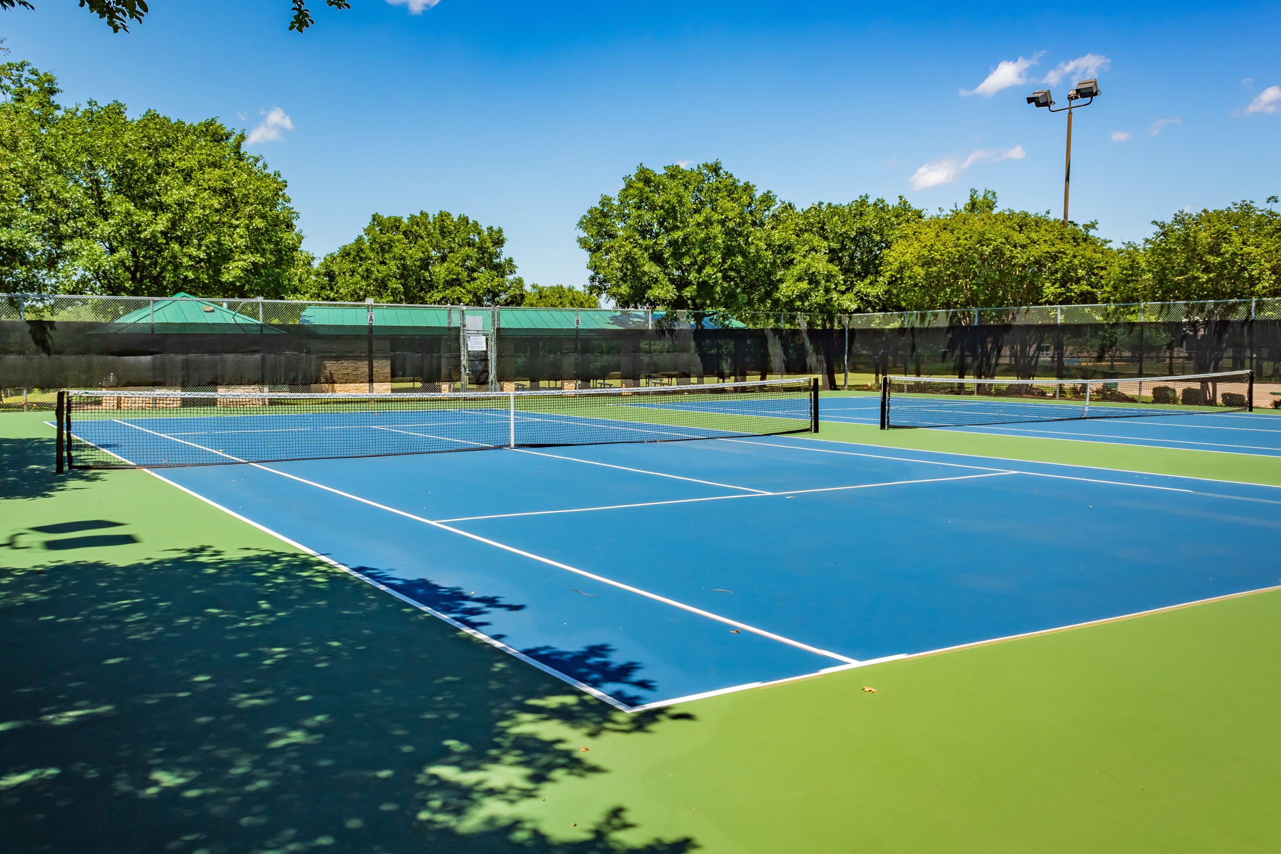 Picture of the tennis court at Fern Bluff Park.
