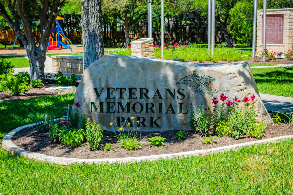 Picture of a large rock with the park name on it at Veterans Park.